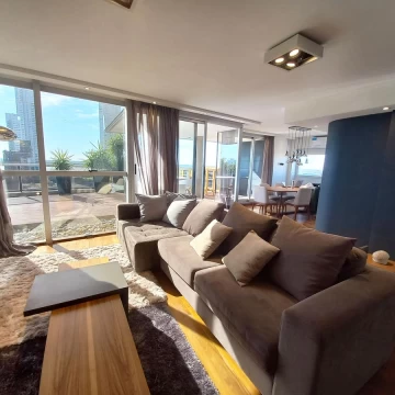 Departamento de tres dormitorios en venta en Pichincha