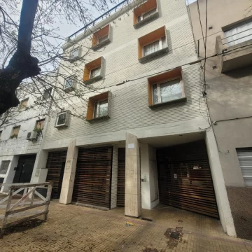 Departamento de 4 dormitorios con cochera cubierta, 3 baños, balcón