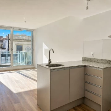Apartamento 1 dormitorio con  balcón al frente a estrenar en Cordón 