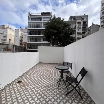 Departamento en Alquiler - Monoambiente amueblado con patio propio y cochera