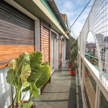 Semipiso al frente, 3 ambientes con dependencia, balcón corrido y cochera fija en Caballito.