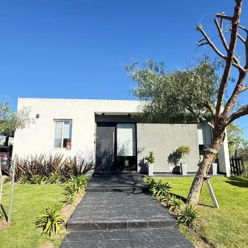 Casa en venta de 3 dorm  en Santa Elena Pilar del Este