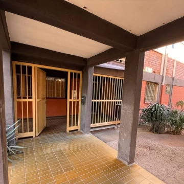 ALQUILER Departamento planta baja 4 dormitorios terraza cerca metrotranvia colectivos en puerta.
