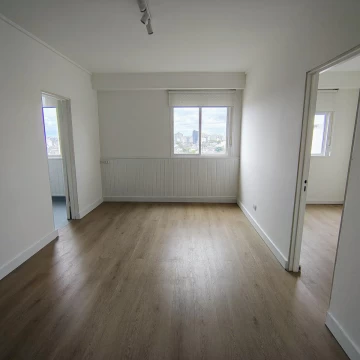 Alquiler departamento 2 ambientes en Boedo. Reciclado. Piso alto.
