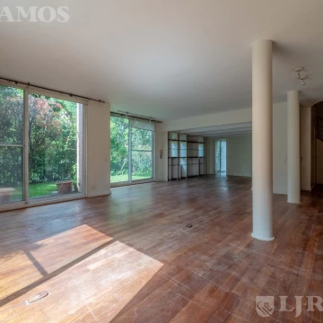 Departamento en dos plantas con jardín, ascensor propio y 4 cocheras
