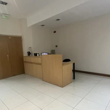 Oficina de Piso completo, con 14 Ambientes en Venta - Con Frente y Contrafrente