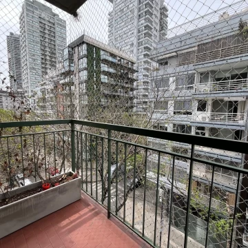 Departamento al frente con balcón en venta en Las Cañitas.