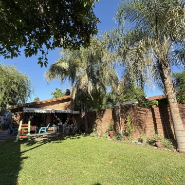 APTO CRÉDITO - Casa en  venta de 4 ambientes con quincho, parrilla y dos cocheras - Villa Ballester