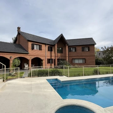 VENTA CASA 5 AMB Y ESCRITORIO PILAR LOTE INTERNO PERMUTA SAINT MATTHEW'S VILLAGE
