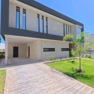 Venta - Casa - 5 Ambientes - Pileta - Barrio Nautico - Permuta