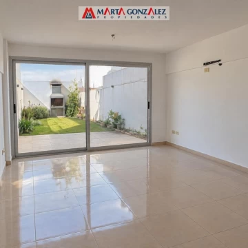 DEPARTAMENTO DOS AMBIENTES CON PATIO ALQUILER