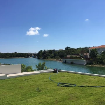 Casa de lujo en Cancún frente a lago