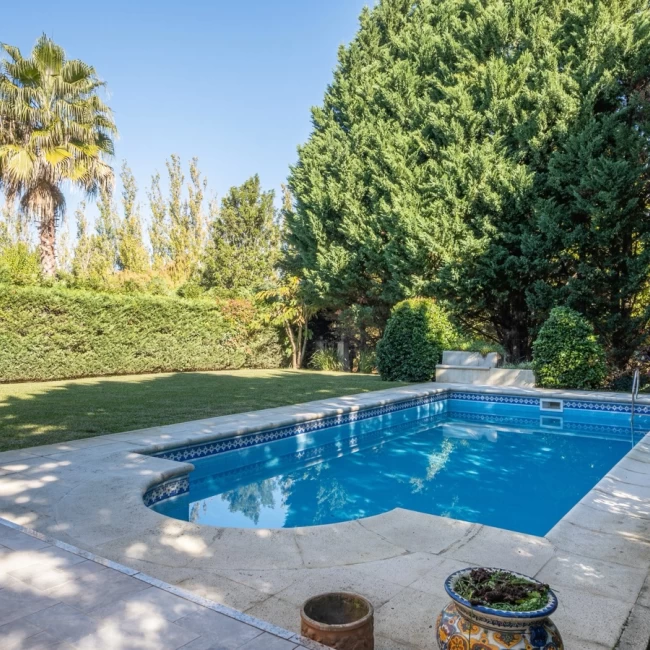 440 m² construidos | Lote 1.003 m² | 6 ambientes | 2 cocheras