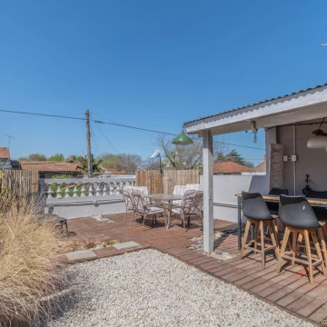 VENTA DE CASA 4 AMBIENTES EN 2 PLANTAS C/PATIO, QUINCHO Y TERRAZA EN SAN ISIDRO G.B.A.