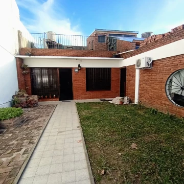 VENTA CASA 3 AMB CON PATIO BERNAL OESTE