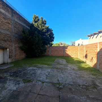 VENTA CASA 3 AMB CON PATIO Y LOCAL, BERAZATEGUI