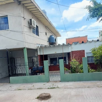 VENTA LOTE CON 2 CASAS Y PATIO, BERAZATEGUI
