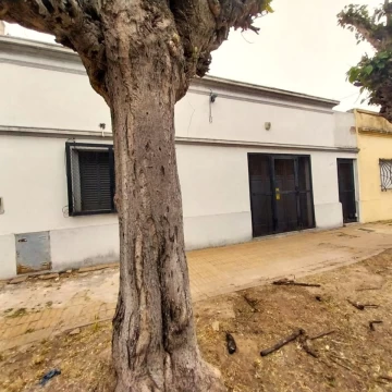 VENTA CASA 3 AMB CON PATIO 50.000 + CUOTAS, BERNAL
