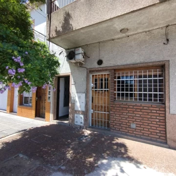Venta PH 3 Ambientes al frente con balcón Bernal