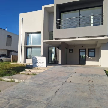 VENTA CASA 5 AMBIENTES HUDSON BARRIO VILLALOBOS