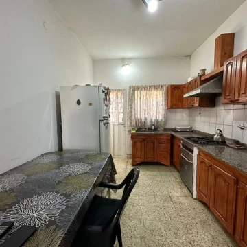 VENTA CASA 3 AMB. y 2 DEPTOS. 2 AMB. EN EZPELETA