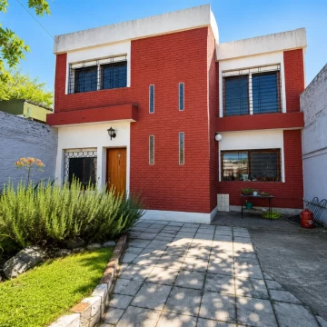 VENTA CASA 4 AMB CON PARQUE Y GARAGE EN BERNAL
