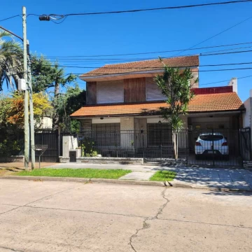 VENTA CASA 5 AMBIENTES PATIO COCHERA BERNAL