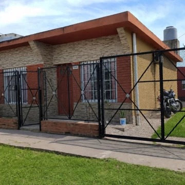 VENTA CASA DE 3 AMB. CON COCHERA BERAZATEGUI