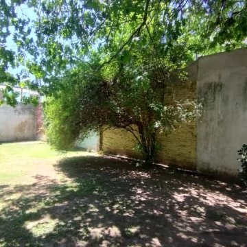 VENTA CASA 4 AMBIENTES EN BERNAL CON AMPLIO LOTE