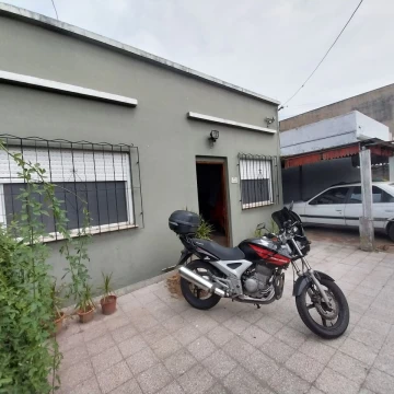 VENTA CASA 3 AMBIENTES CON PATIO - QUILMES OESTE