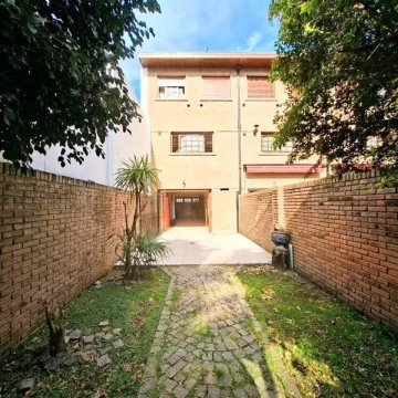 VENTA CASA TRIPLEX 4 AMB C/ COCHERA Y PATIO BERNAL