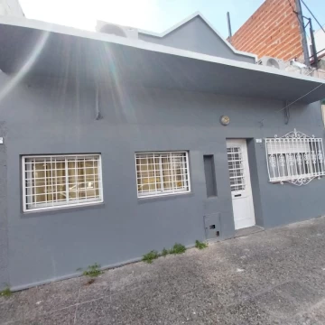 VENTA EN BLOCK LOTE CON 3 CASAS, WILDE CENTRO