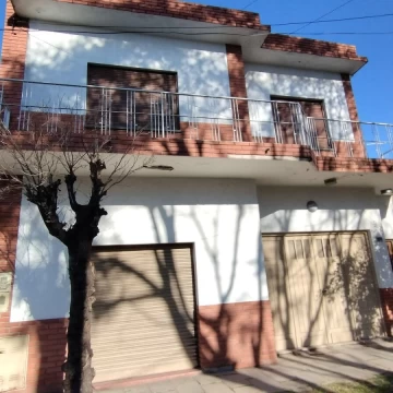 Venta casa 4 ambientes con cochera doble en Bernal