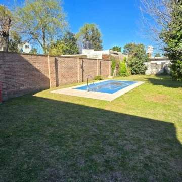 VENTA CASA 4 AMB CON COCHERA, JARDIN Y PILETA