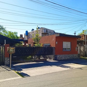VENTA CASA 4 AMBIENTES + DEPTO EN BERAZATEGUI