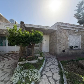 VENTA CASA 3 AMBIENTES EN BERAZATEGUI