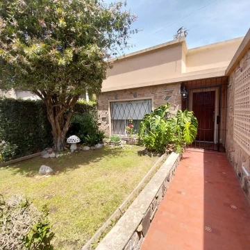 VENTA CASA 3 AMB CON COCHERA PATIO Y QUINCHO GERLI