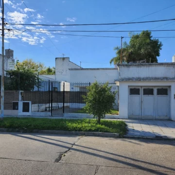 VENTA CASA 3AMBIENTES DON BOSCO COCHERA TERRAZA