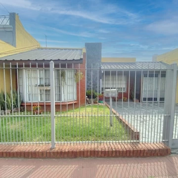 VENTA CASA 4 AMB. BERAZATEGUI C/PARQUE Y PILETA.