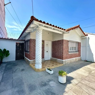 VENTA CASA 3 AMBIENTES CON JARDIN QUILMES