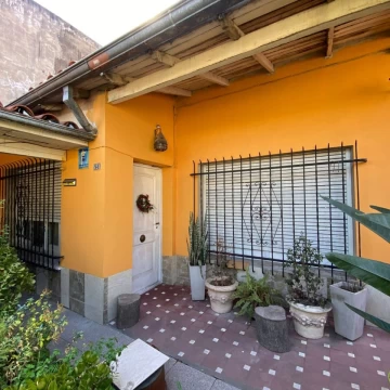 VENTA CASA 3 AMBIENTES CON COCHERA BERNAL OESTE