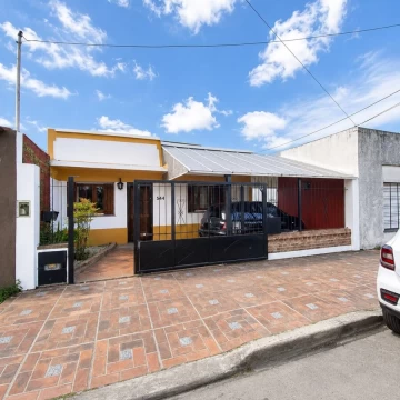 VENTA CASA 4 AMBIENTES, EZPELETA ESTE.