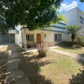 VENTA CASA 4 AMBIENTES BERAZATEGUI CON COCHERA
