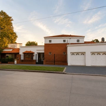 VENTA CASA 5 AMBIENTE BERNAL