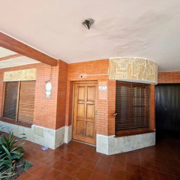 VENTA CASA 5 AMB CON PATIO Y COCHERA, QUILMES