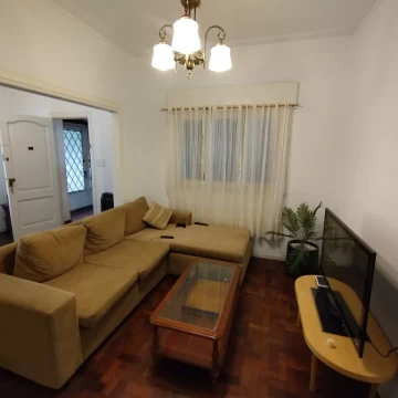 Venta casa 3 ambientes c/ cochera en Bernal centro