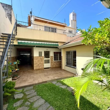 VENTA CASA 4 AMBIENTES , JARDIN Y GARAGE BERNAL