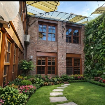VENTA CASA 5AMB BARRIO PARQUE BERNAL PATIO COCHERA