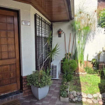 Venta casa 3 ambientes con cochera en Bernal