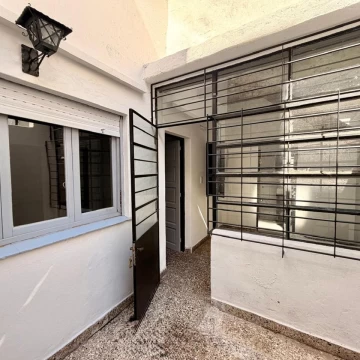 VENTA PH 3 AMBIENTES. TACUARI N 86, BERNAL ESTE.
